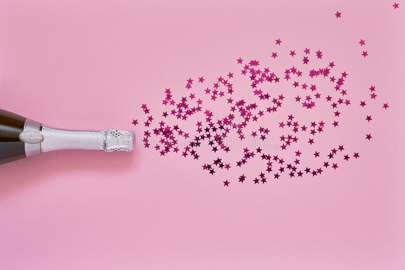 Бутылка Шампань с розовыми звездами confetti на светлом - розовая предпосылка Плоское положение рождества, годовщины, холостячки, стоковые фотографии rf Бутылка Шампань с розовыми звездами confetti на светлом - розовая предпосылка Плоское положение рождества, годовщины, холостячки, стоковые фотографии rf