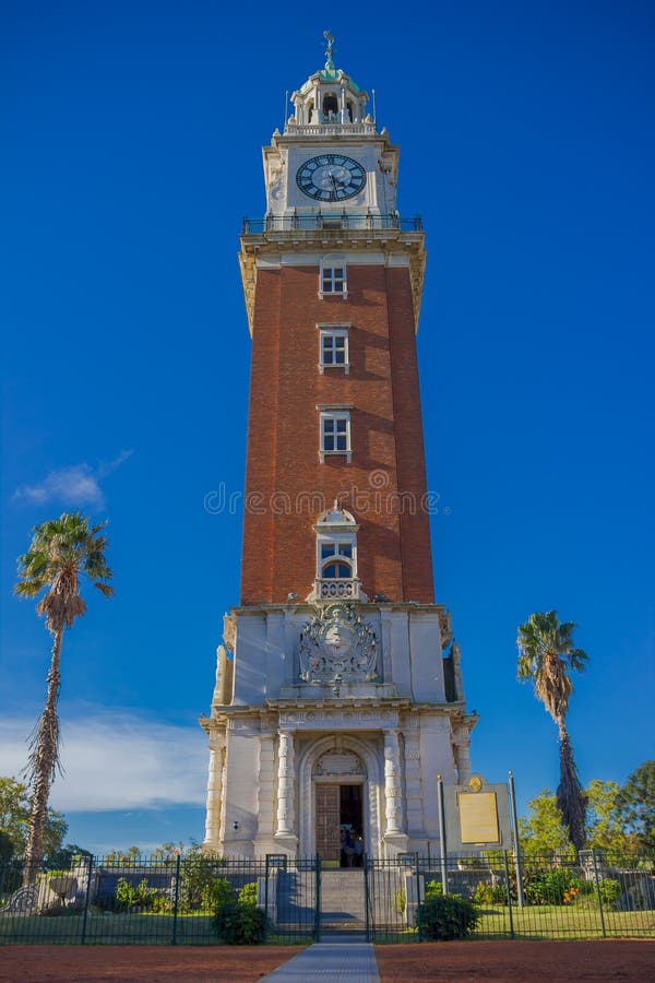 БУЭНОС-АЙРЕС, АРГЕНТИНА - 2-ОЕ МАЯ 2016: torre монументальное было builded в 1916 и оно 75 В 1980, названный первым местом культу стоковые изображения rf
