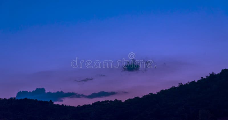 В летнее время облака заката лета timelapse неба горы движения 4k сцена горы cloudscape солнечный день золотого легкая. Четкое ярк