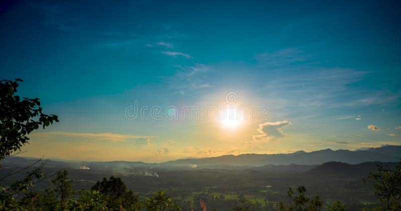 В летнее время облака заката лета timelapse неба горы движения 4k сцена горы cloudscape солнечный день золотого легкая. Четкое ярк