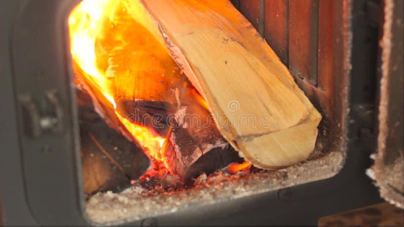 В положенной печи древесине сток-видео - Видео насчитывающей жара ...