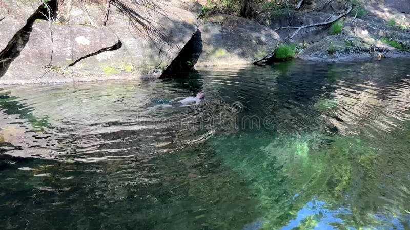 в португале в горной реке после купания человек одет в красивую природу прозрачная вода полностью зеркально отражает небо и