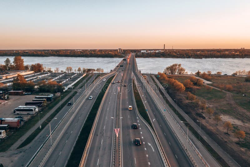 В результате снимок моста через реку стоковые фотографии rf