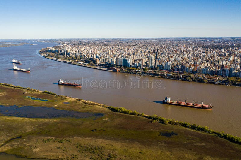В результате снимок над Рекой Parana перед городом розарио стоковые изображения rf