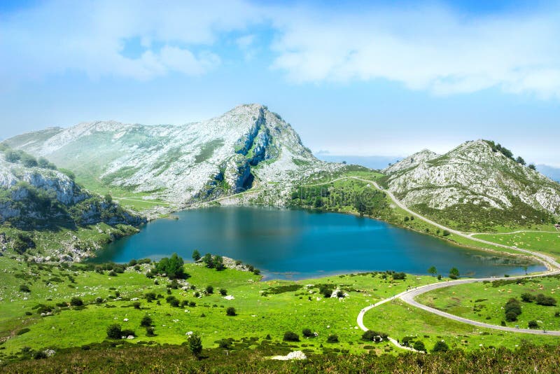 В результате снимок озера covadonga на национальном парке пикос-де-эуропа в Астурии Испании стоковая фотография