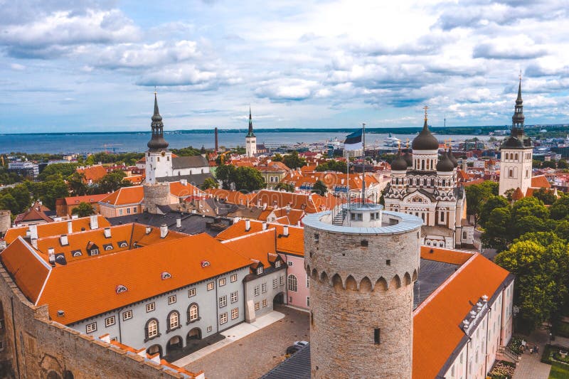 В результате снимок старого города Таллинна с апельсиновыми churchesspires крыш и замком toompea стоковая фотография rf