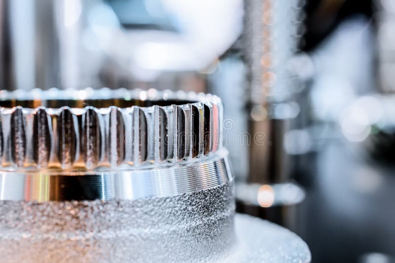 Вал металла после подвергать механической обработке на CNC механического инструмента стоковое фото rf Вал металла после подвергать механической обработке на CNC механического инструмента стоковое фото rf