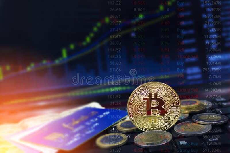 Валюта Bitcoin с кредитными карточками и монетками на клавиатуре компьтер-книжки с диаграммами повышения цены на заднем плане стоковое фото Валюта Bitcoin с кредитными карточками и монетками на клавиатуре компьтер-книжки с диаграммами повышения цены на заднем плане стоковое фото