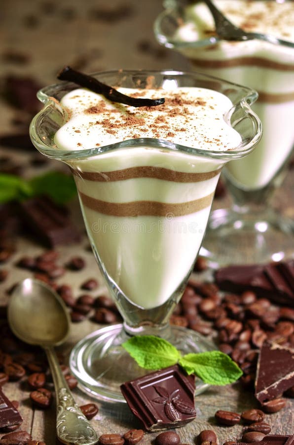 Ванильное pannacotta с кофе и шоколадом стоковое изображение rf Ванильное pannacotta с кофе и шоколадом стоковое изображение rf