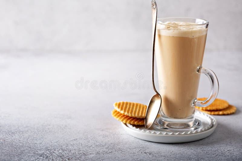 Ванильный latte кофе в высокорослом стекле стоковые изображения