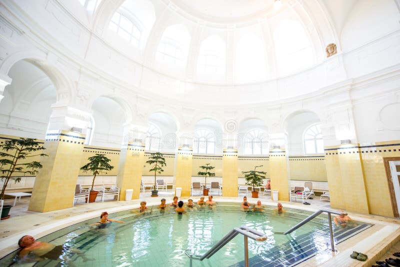Ванна Szechenyi целебная в Будапеште стоковая фотография Ванна Szechenyi целебная в Будапеште стоковая фотография