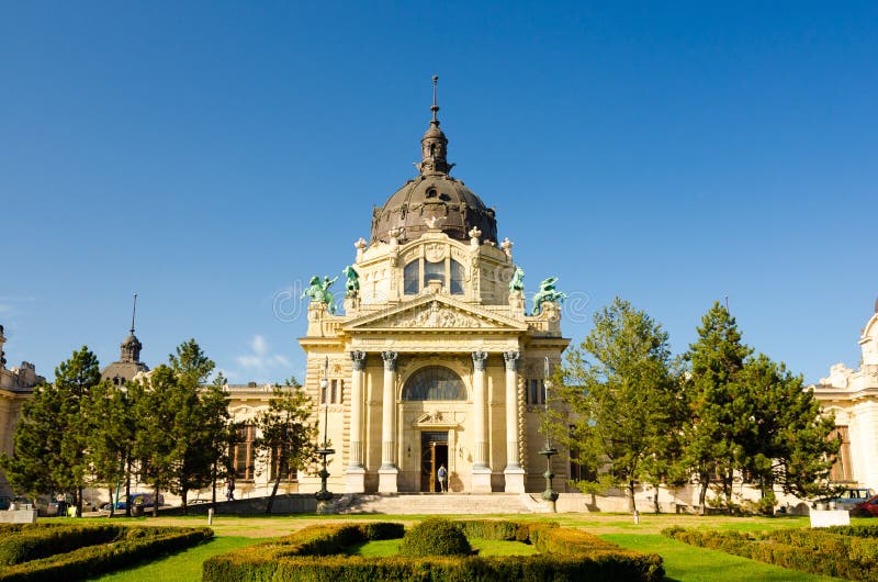 Ванны Szechenyi целебные термальные и курорт, Будапешт, Венгрия стоковые изображения Ванны Szechenyi целебные термальные и курорт, Будапешт, Венгрия стоковые изображения