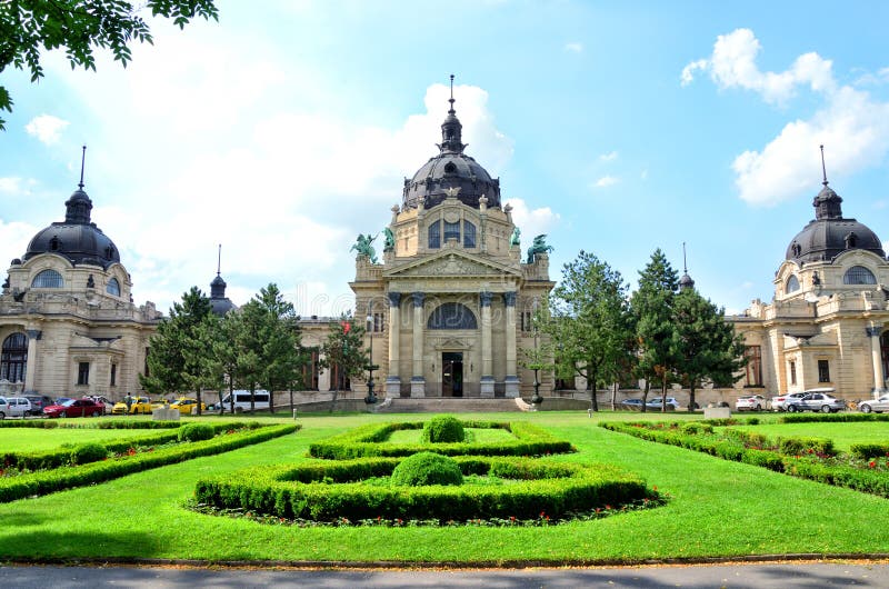 Ванны Szechenyi целебные термальные и курорт, Будапешт, Венгрия стоковая фотография rf Ванны Szechenyi целебные термальные и курорт, Будапешт, Венгрия стоковая фотография rf
