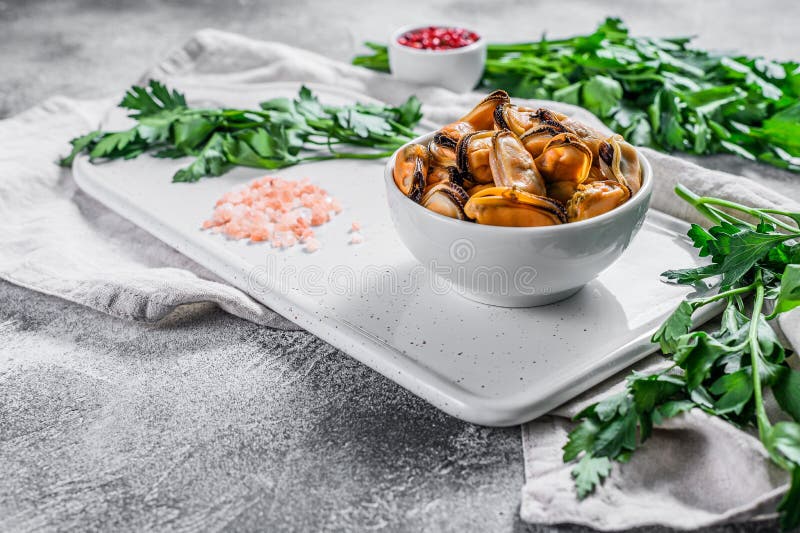 Вареные мясо мидии на разделочной доске. Здоровые морепродукты. Легкая фон стоковые фотографии rf