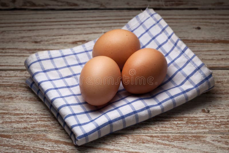 Варить eggs предпосылка натюрморта деревянного teak кухни napery винтажная стоковое изображение Варить eggs предпосылка натюрморта деревянного teak кухни napery винтажная стоковое изображение