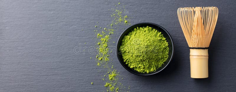 Варочный процесс зеленого чая Matcha в шаре с бамбуком юркнет шифер предпосылки черный скопируйте космос Взгляд сверху стоковые изображения rf Варочный процесс зеленого чая Matcha в шаре с бамбуком юркнет шифер предпосылки черный скопируйте космос Взгляд сверху стоковые изображения rf