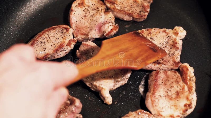Варочный процесс красного органического мяса, на горячей сковороде, кашевар дома сток-видео Варочный процесс красного органического мяса, на горячей сковороде, кашевар дома сток-видео