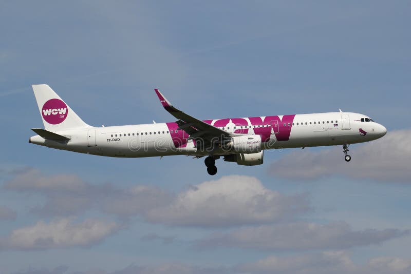 ВАУ аэробус A321-200 воздуха стоковая фотография rf ВАУ аэробус A321-200 воздуха стоковая фотография rf