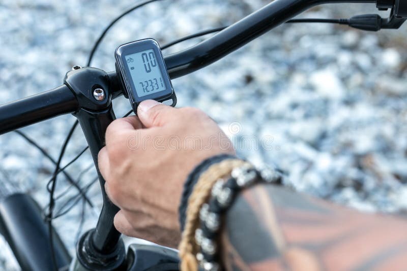 Велосипед компьютер установленный на handlebar ` s велосипеда стоковое изображение