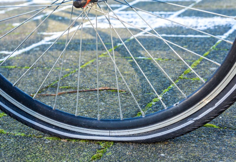 Как спустить колесо на велосипеде - фото