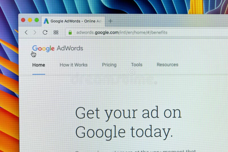 Вебсайт Google Adwords на экране монитора Яблока iMac Google AdWords обслуживание реклама онлайна Помощь AdWords срочная к стоковые изображения rf