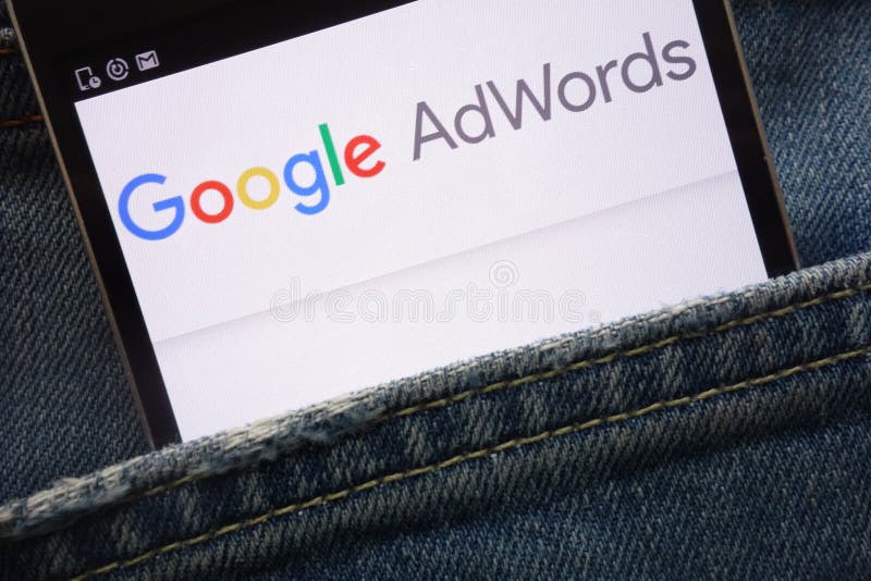Вебсайт Google AdWords показанный на смартфоне спрятанном в кармане джинсов стоковое фото rf