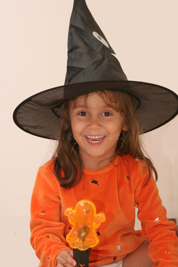 ведьма halloween милая стоковые изображения ведьма halloween милая стоковые изображения