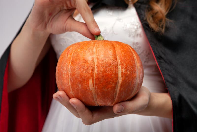 ведьма тыквы halloween Красивая молодая женщина в ведьмах шляпе и костюме держа тыкву Широкая партия хеллоуина стоковые изображения rf ведьма тыквы halloween Красивая молодая женщина в ведьмах шляпе и костюме держа тыкву Широкая партия хеллоуина стоковые изображения rf