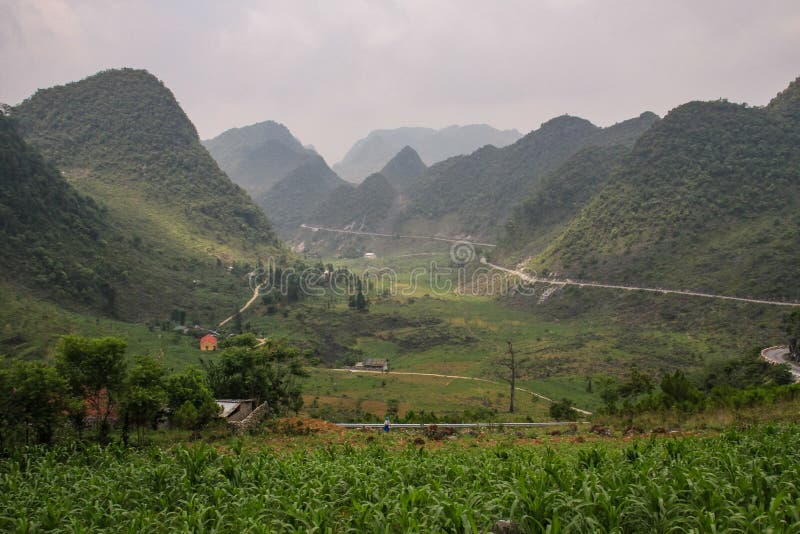 Величественные горы karst вокруг Meo ВПТ, провинции Ha Giang, Вьетнама стоковые изображения Величественные горы karst вокруг Meo ВПТ, провинции Ha Giang, Вьетнама стоковые изображения