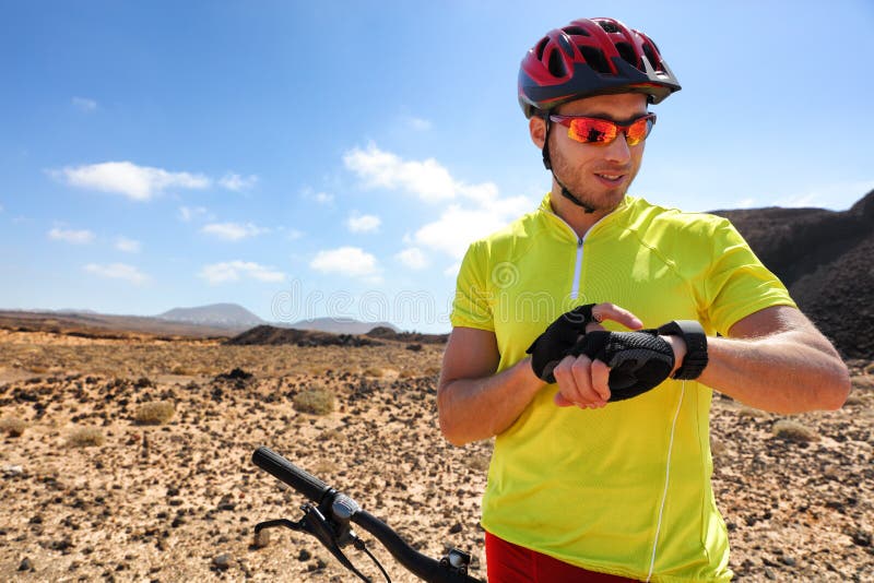 Велосипедист горы дозора фитнеса спорта на велосипеде mtb используя приложение smartwatch для проблемы фитнеса Спортсмен молодого стоковые фото Велосипедист горы дозора фитнеса спорта на велосипеде mtb используя приложение smartwatch для проблемы фитнеса Спортсмен молодого стоковые фото