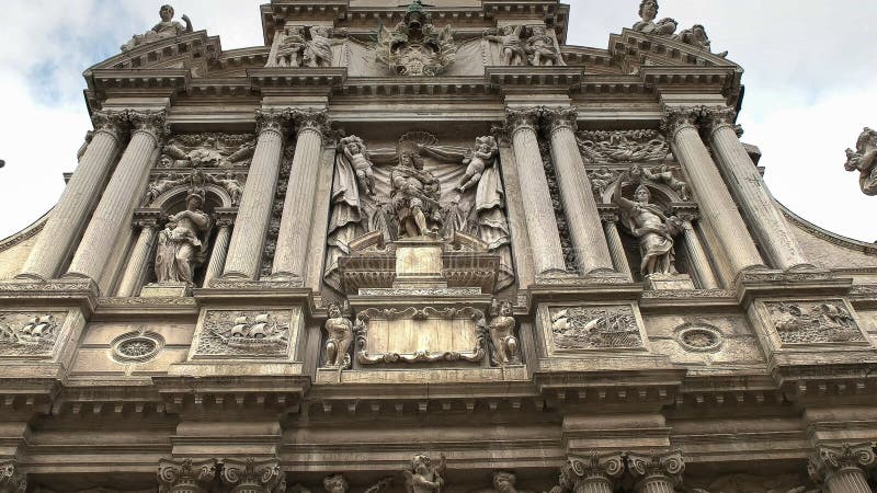 ВЕНЕЦИЯ, ИТАЛИЯ 27-ОЕ СЕНТЯБРЯ 2015: смотрящ вверх на экстерьере di Santa Maria del giglio chiesa, Венеции стоковое изображение ВЕНЕЦИЯ, ИТАЛИЯ 27-ОЕ СЕНТЯБРЯ 2015: смотрящ вверх на экстерьере di Santa Maria del giglio chiesa, Венеции стоковое изображение