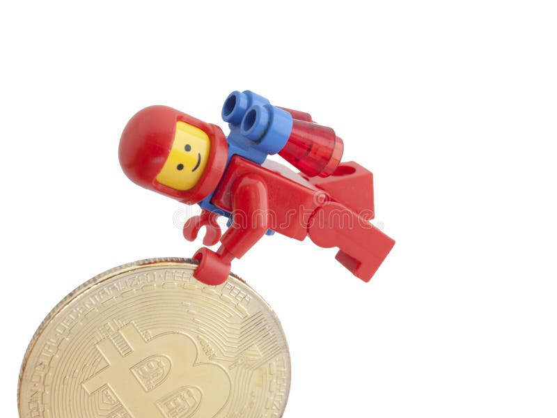 Венеция, Италия - 7-ое января 2018: Космонавт как диаграмма Lego стоя рядом с Bitcoin чеканит, 7-ое января 2018 в Венеции, Италии стоковая фотография rf Венеция, Италия - 7-ое января 2018: Космонавт как диаграмма Lego стоя рядом с Bitcoin чеканит, 7-ое января 2018 в Венеции, Италии стоковая фотография rf