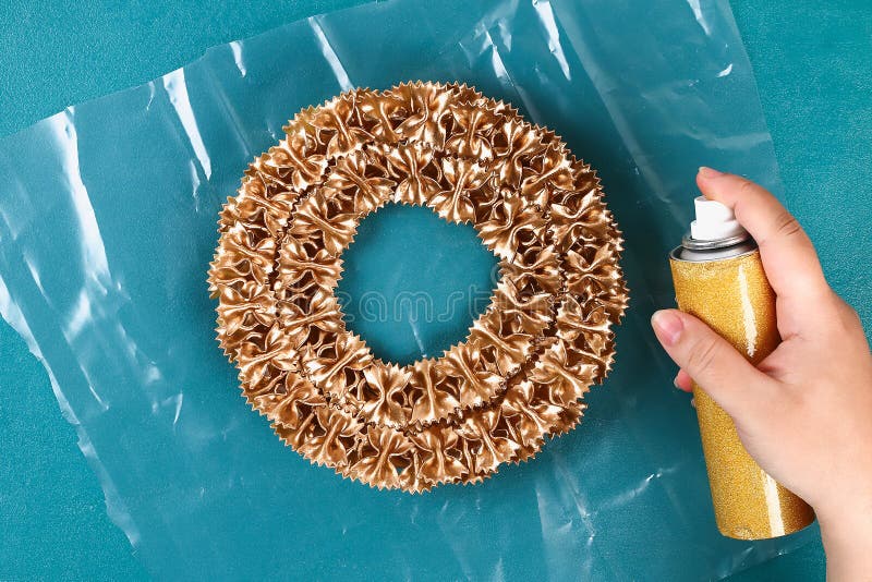 Венок макаронных изделий рождества Diy на голубой предпосылке Идея для подарка, рождество оформления, Xmas, Новый Год стоковое фото Венок макаронных изделий рождества Diy на голубой предпосылке Идея для подарка, рождество оформления, Xmas, Новый Год стоковое фото