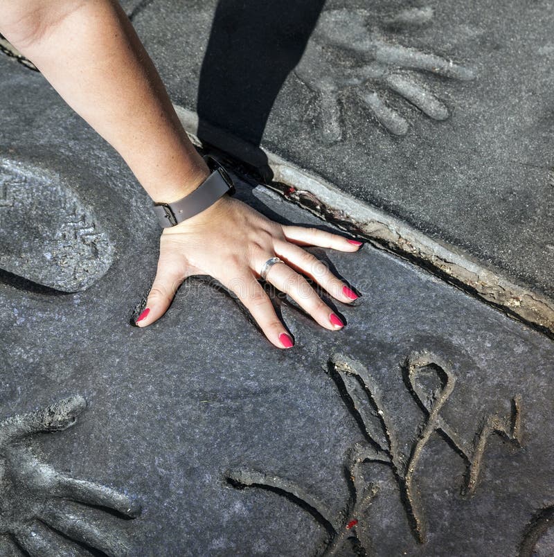 Вентилятор кладет руку в handprints twilight звезд саги стоковое изображение