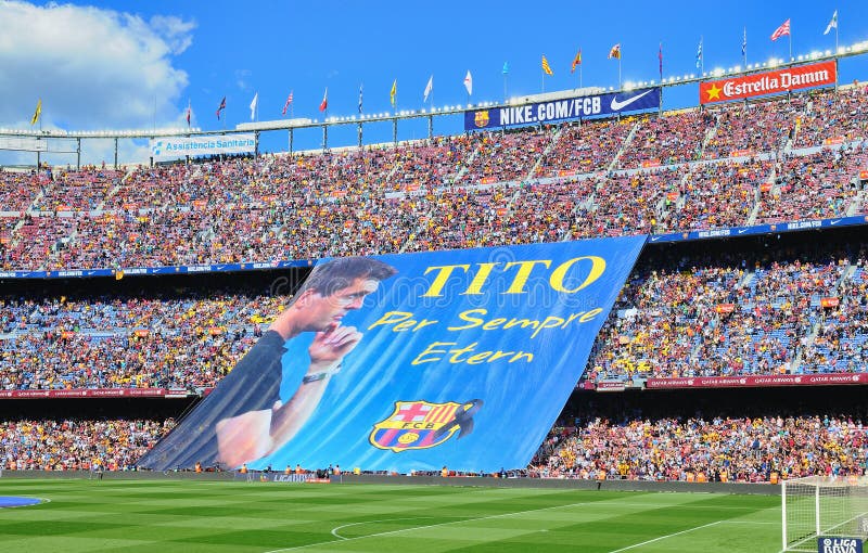 Вентиляторы FC Barcelona показывают огромное знамя в памяти о тренере прежний главы Tito Vilanova стоковое фото rf Вентиляторы FC Barcelona показывают огромное знамя в памяти о тренере прежний главы Tito Vilanova стоковое фото rf
