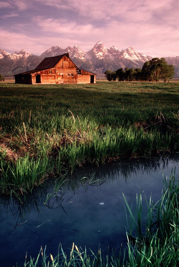 Вертикаль Tetons Вайоминга старых квартир антилопы амбара грандиозная стоковые изображения Вертикаль Tetons Вайоминга старых квартир антилопы амбара грандиозная стоковые изображения