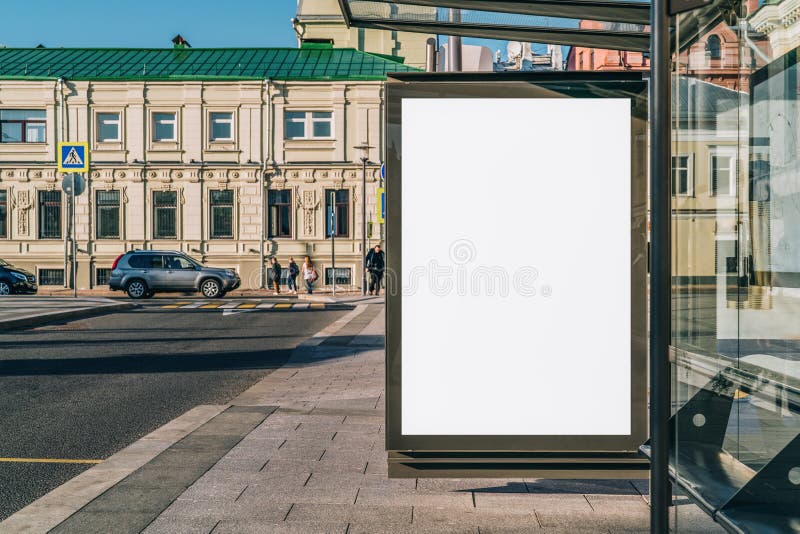 Вертикальная пустая афиша на автобусной остановке на улице города В зданиях предпосылки, дорога Насмешка вверх Плакат рядом с про стоковое фото Вертикальная пустая афиша на автобусной остановке на улице города В зданиях предпосылки, дорога Насмешка вверх Плакат рядом с про стоковое фото