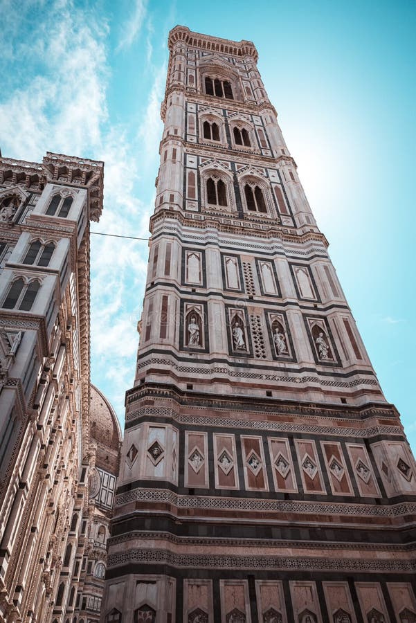 Вертикальное фото с известной башней Колокольней di Giotto Башня красочна с много скульптурами и колоколов на верхней части Башня стоковое фото rf Вертикальное фото с известной башней Колокольней di Giotto Башня красочна с много скульптурами и колоколов на верхней части Башня стоковое фото rf