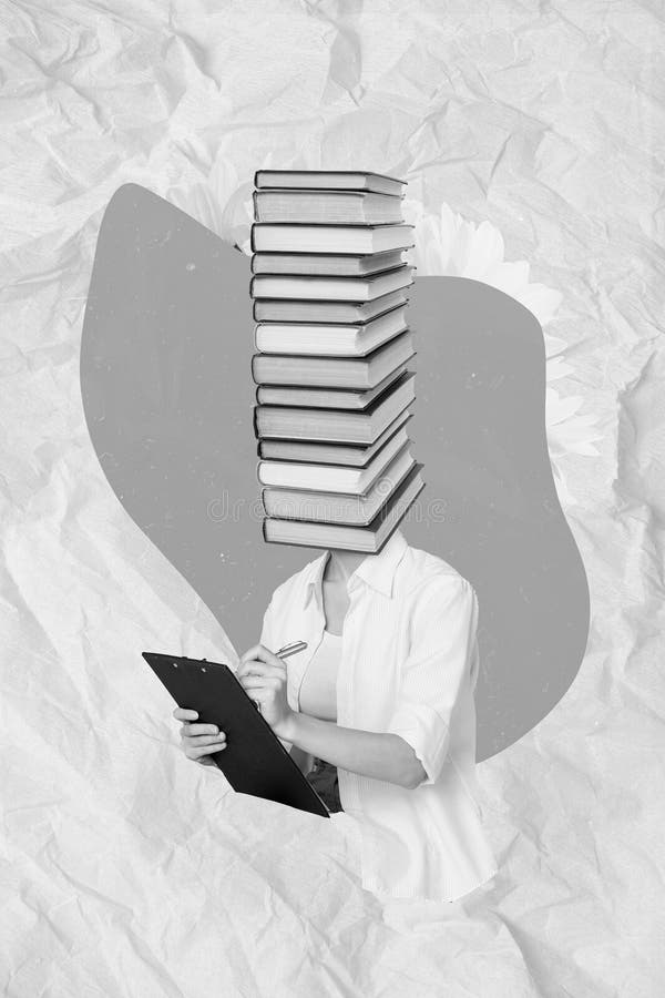 Вертикальный коллажный портрет девушки стопки книги вместо головки держать ручку писать буфер изолирован на рисованном фоне стоковое фото