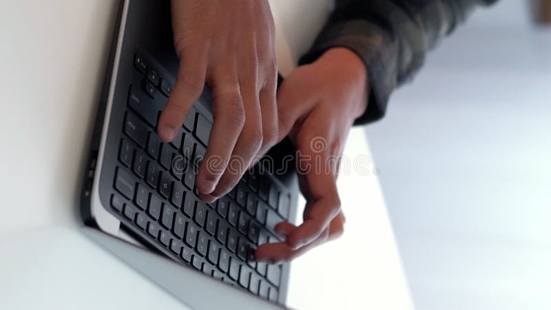 вертикальный ноутбук исследование мужчина руки набора эссе стол