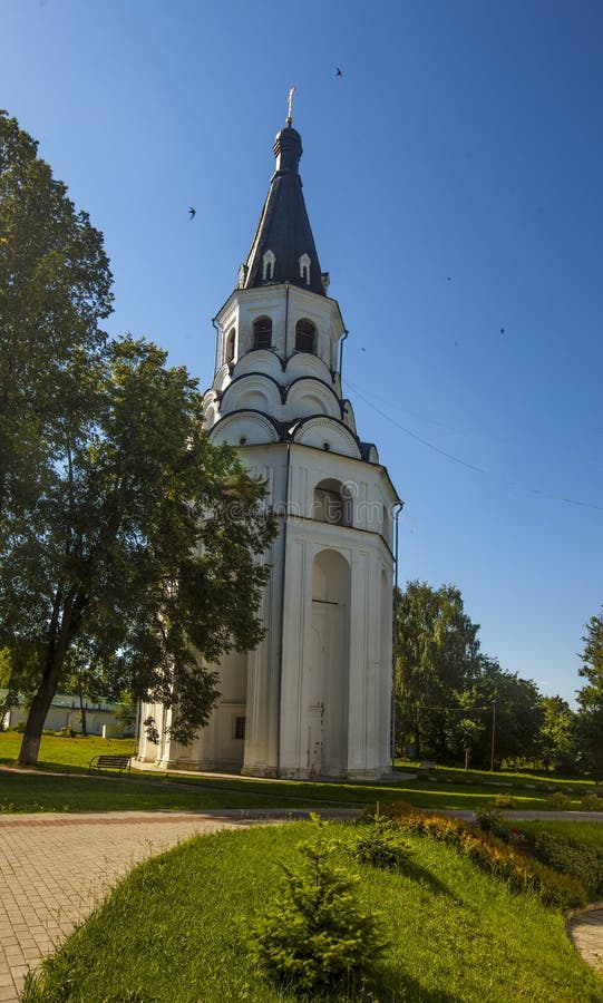 Вертикальный снимок маленькой церкви с голубым куполом в Александрове, Россия стоковая фотография Вертикальный снимок маленькой церкви с голубым куполом в Александрове, Россия стоковая фотография