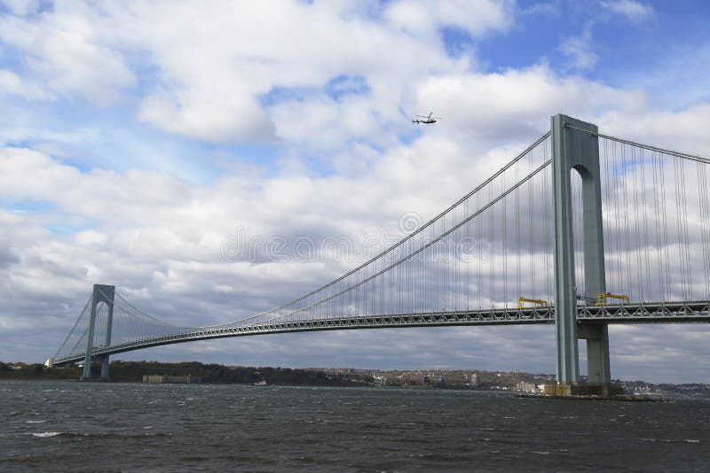 Вертолет над мостом Verrazano во время старта марафона Нью-Йорка стоковая фотография Вертолет над мостом Verrazano во время старта марафона Нью-Йорка стоковая фотография
