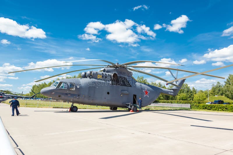 Вертолет перехода Mil Mi-26 русский тяжелый стоковые изображения rf Вертолет перехода Mil Mi-26 русский тяжелый стоковые изображения rf