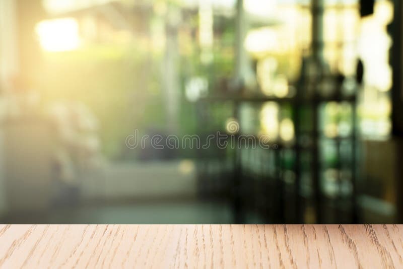 Верхняя часть деревянной таблицы с природой солнечного света зеленого цвета окна нерезкости предпосылки ресторана внутренней стоковое изображение Верхняя часть деревянной таблицы с природой солнечного света зеленого цвета окна нерезкости предпосылки ресторана внутренней стоковое изображение