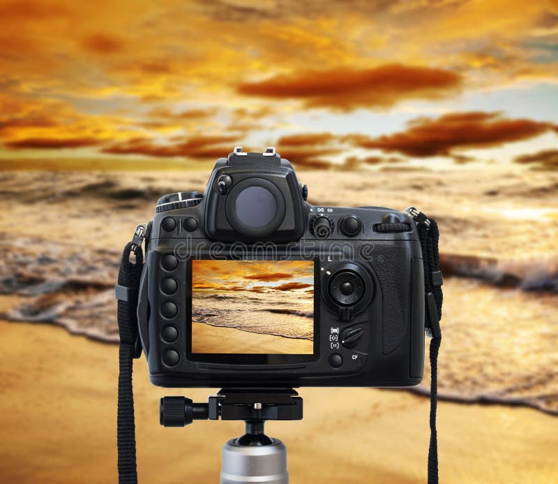 Верхняя часть фотографии камеры на заходе солнца моря
