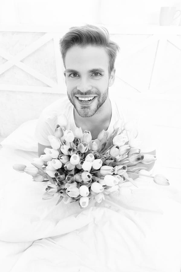 веселый романтик с тюльпанами на 8 марта. фото романтика с мартовским ...