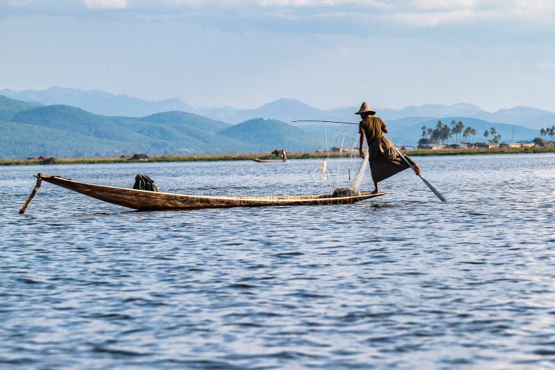 Весельная лодка рыболова ногой на озере Inle, Мьянме стоковые фото Весельная лодка рыболова ногой на озере Inle, Мьянме стоковые фото