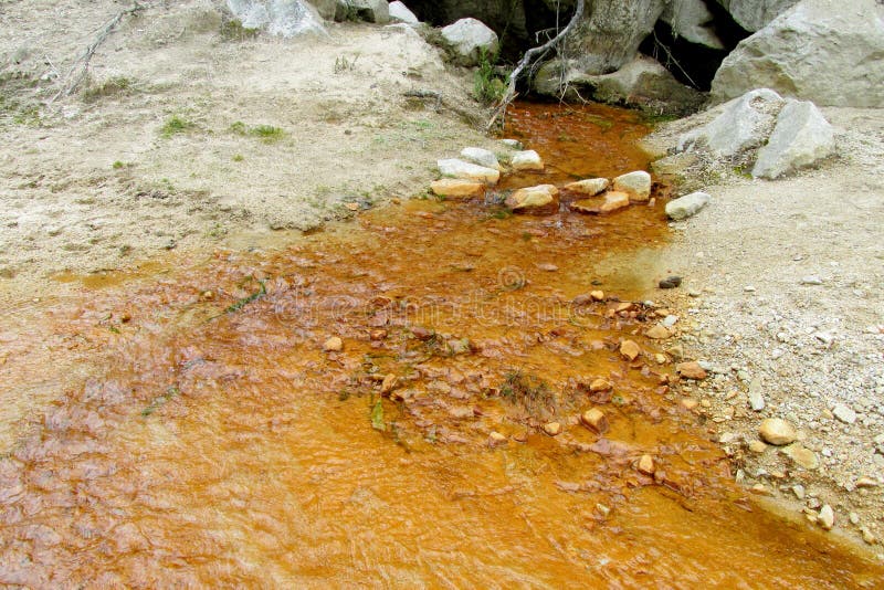 Весна narzan воды горы минеральная с оранжевой водой цвета металла стоковое изображение rf Весна narzan воды горы минеральная с оранжевой водой цвета металла стоковое изображение rf