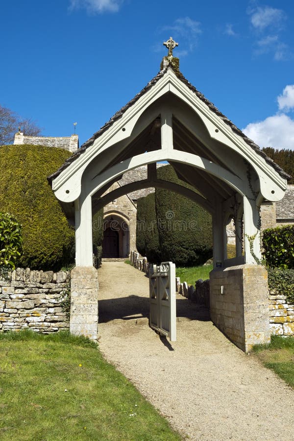 Весна, аббаты церковь Duntisbourne, Cotswolds, Великобритания стоковое изображение rf Весна, аббаты церковь Duntisbourne, Cotswolds, Великобритания стоковое изображение rf