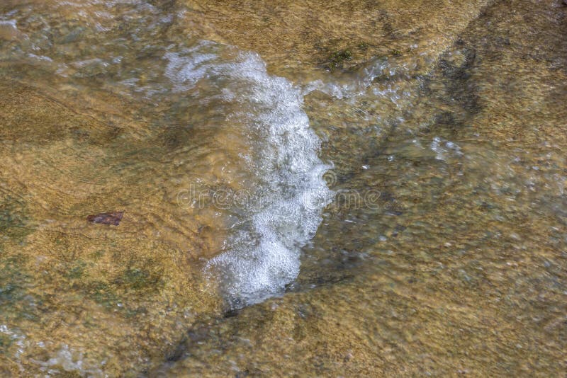 весна природа природный парк горная река в естественном канале с рапид и водопадами стоковое изображение rf